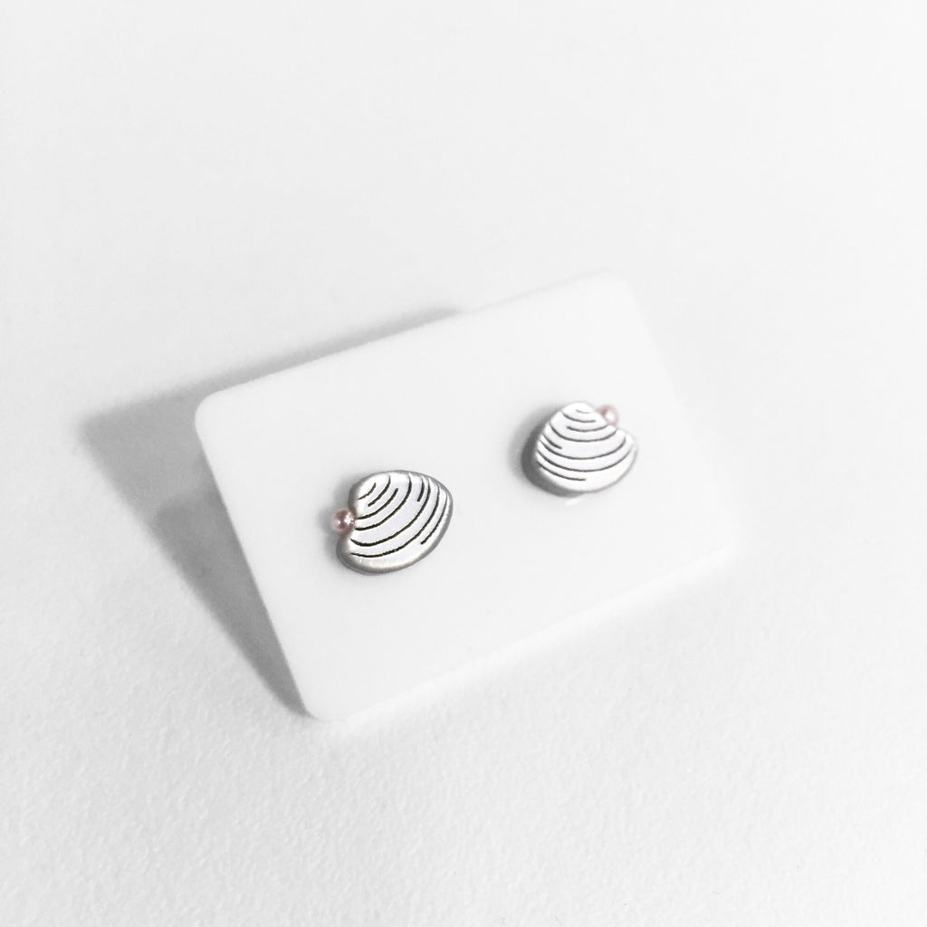 acrylic clam shell earrings in silver