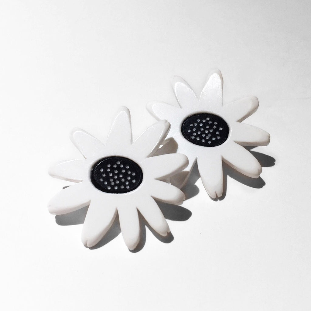 acrylic daisy post earrings